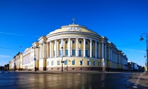 Russia aims to stem flow of judges with pay rise