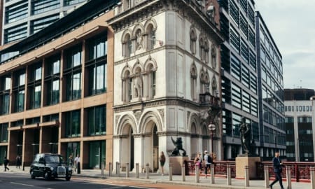 Hogan Lovells boosts London NQ pay to £140k
