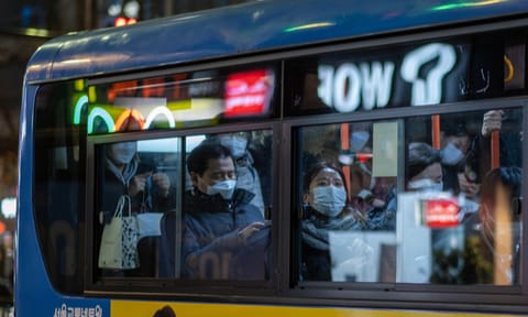Picture of Seoul commuters wearing face masks